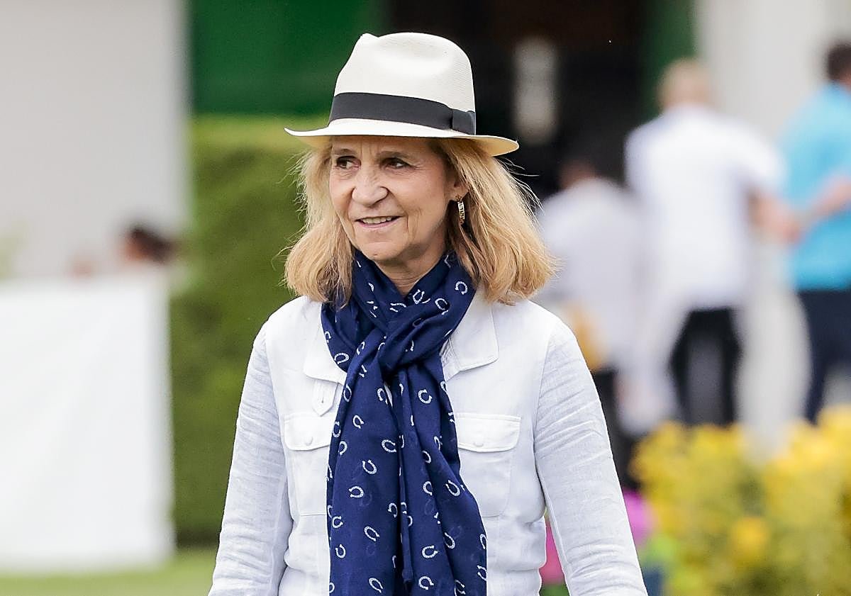 Imagen principal - Por qué la infanta Elena siempre lleva este sombrero: «Siempre lo ha usado la aristocracia»
