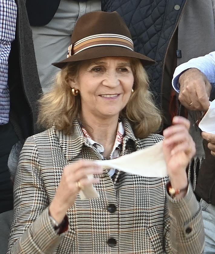 Imagen secundaria 2 - Por qué la infanta Elena siempre lleva este sombrero: «Siempre lo ha usado la aristocracia»