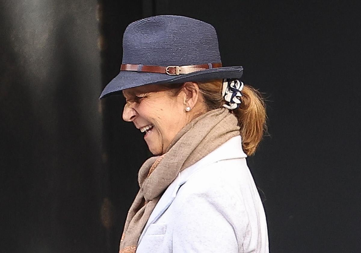 Imagen principal - Por qué la infanta Elena siempre lleva este sombrero: «Siempre lo ha usado la aristocracia»