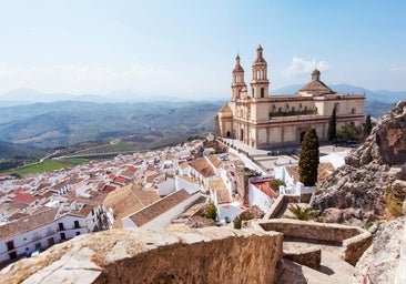 El pueblo blanco de Cádiz que merece visitar en invierno: el castillo del reino nazarí y un templo neoclásico