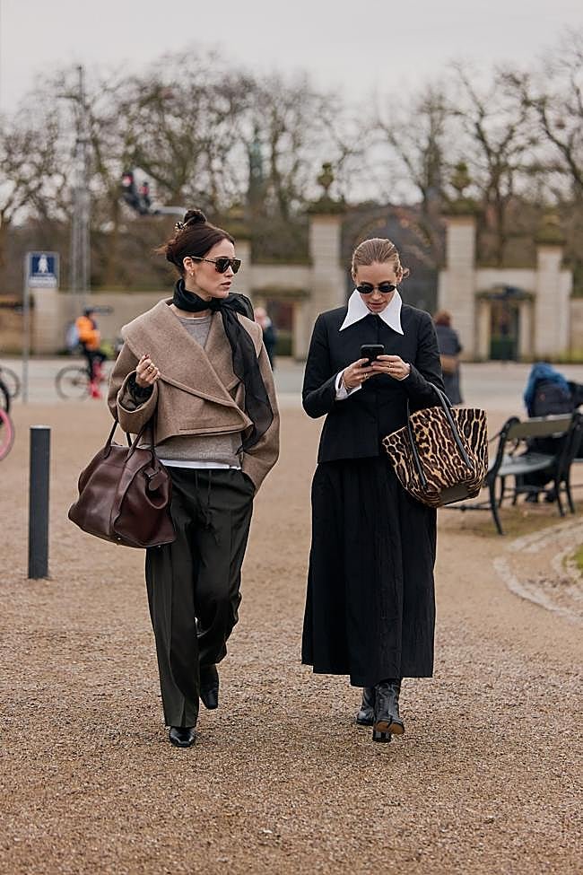 Dos looks en tonos oscuros con algunos detalles tendencia como un bolso con estampado animal.