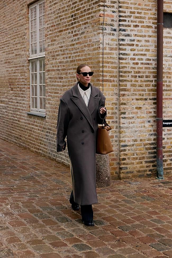 Un look con abrigo largo básico y pantalones en negro.
