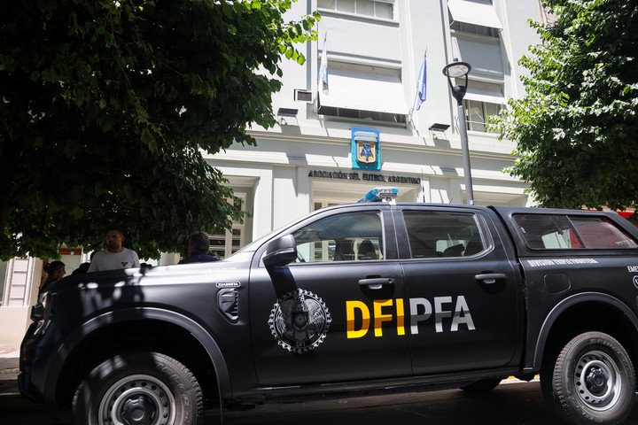 Allanamientos en la sede Viamonte de AFA (Foto: Antonio Becerra).