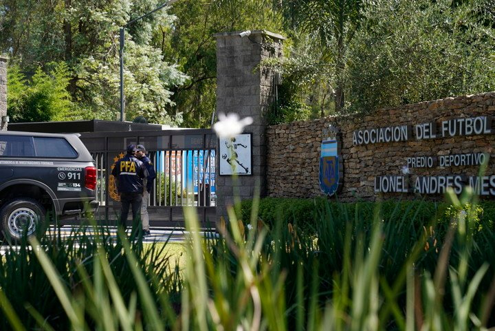 Allanamientos en el predio de Ezeiza (Foto: Maxi Failla).