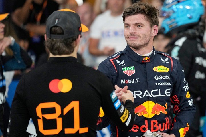La sonrisa de Verstappen tras la pole y su saludo con Piastri. (AP Photo/Darko Bandic)
