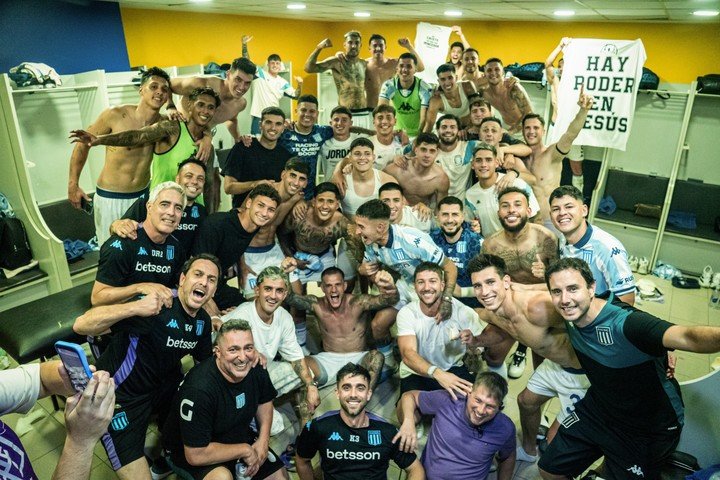 El festejo de Racing en el vestuario luego del triunfo en el clásico. Foto: Prensa Racing.