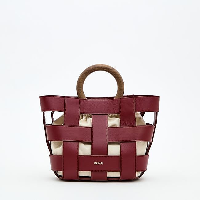 Bolso trenzado en piel y color burdeos de Bakari.