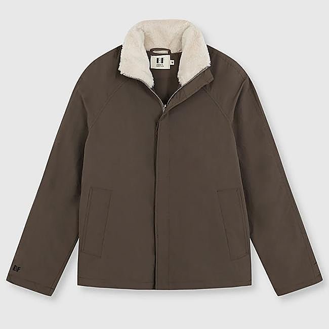 Chaqueta en verde y cuello de borreguito de Beatriz Furest.