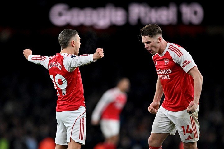 Arsenal le ganó al Villa y es líder en Inglaterra (EFE/EPA/VINCE).