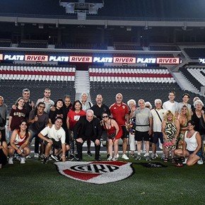 Fin de año diferente en el césped del Monumental: un grupo de socios de River y un invitado de lujo