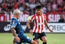 Sebastián Verón se sacó fotos con los hinchas antes de partir a Santiago del Estero