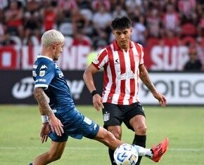 Sebastián Verón se sacó fotos con los hinchas antes de partir a Santiago del Estero