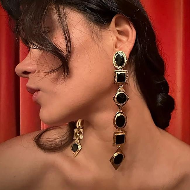 Pendientes geométricos con piedra negra de Susmies, 45 euros.