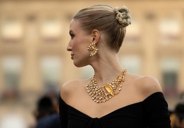 Los pendientes que hacen de un vestido negro el look de Nochevieja perfecto