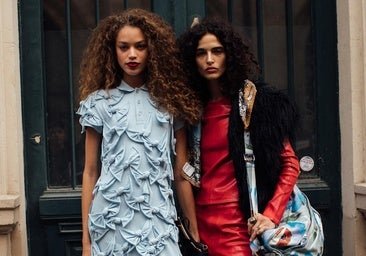 Estas son las prendas de colores que necesitas para alegrar tus estilismos los días de lluvia