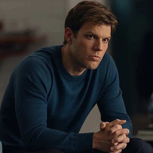 Jake Lacy interpreta a Peter Irvine, EL marido de Marissa y padre de Milo en Su peor pesadilla.