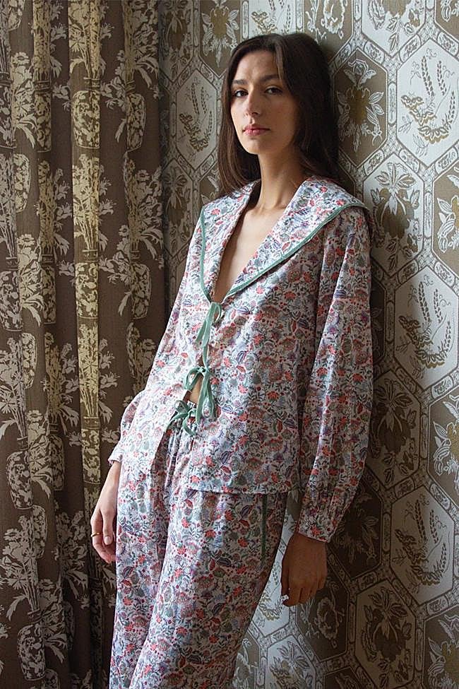 Conjunto de pijama con cuello marinero de The IQ Collection.