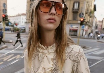 La blusa más popular entre las francesas es una de las tendencias estrella de la temporada