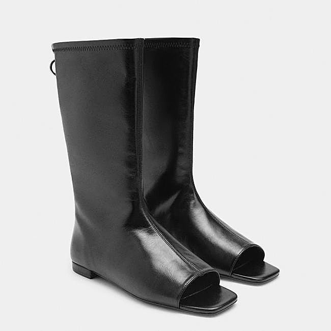 Botines de piel con punta abierta (89,99€)