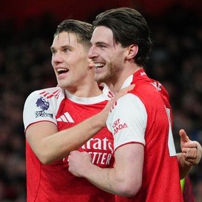 Arsenal venció al Brighton y sigue liderando la Premier League