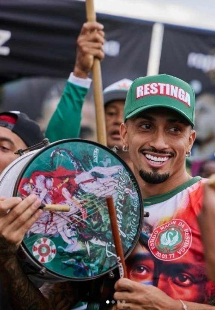 Raphinha realizó un evento solidario en su ciudad natal para Navidad.