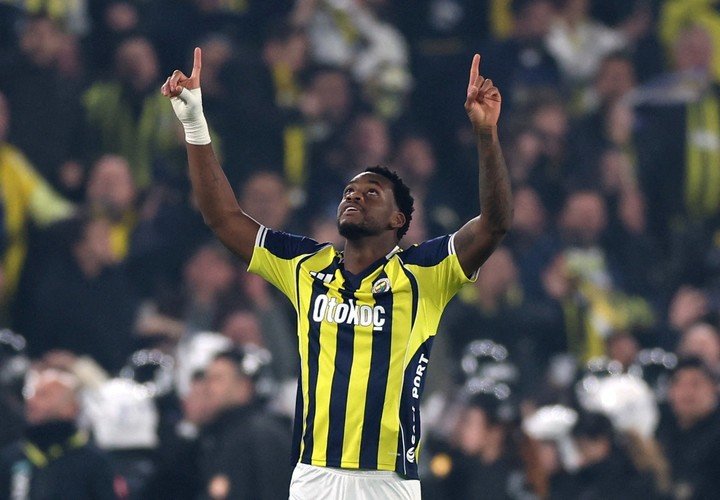 Durán festeja con los colores del Fenerbahce.
REUTERS/Murad Sezer