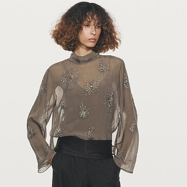 Blusa semitransparente con strass bordado de Massimo Dutti, 79,95 euros.