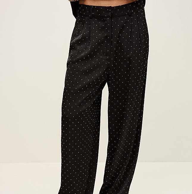 Pantalón negro de corte amplio con strass sutil de Ba&sh, 195 euros.