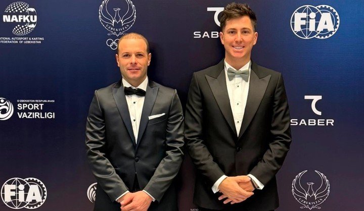 El español Daniel Olivera junto al piloto argentino Juan Cruz Yacopini, en la gala de premiación de la FIA.