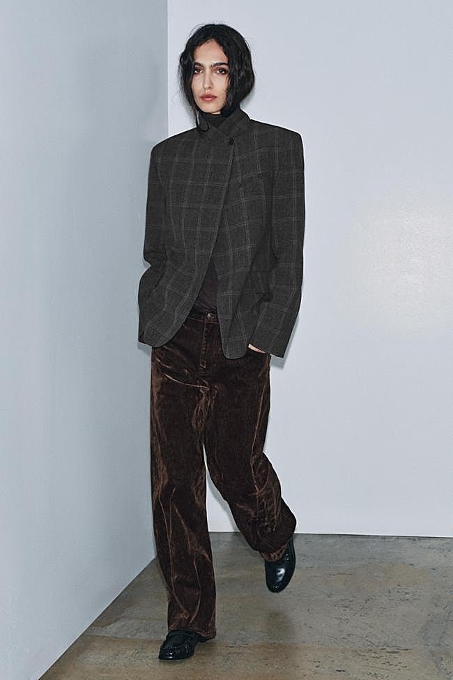 Blazer de cuello subido y estampado de cuadros de Zara.