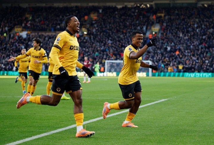 Jhon Arias festeja el primer gol de Wolverhampton. (REUTERS)