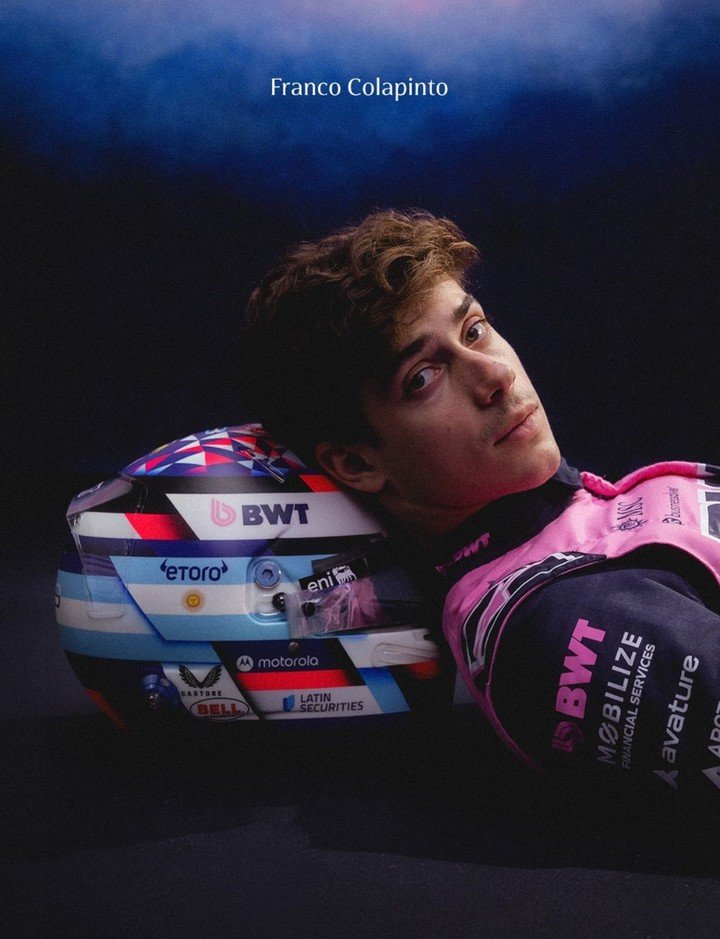 La bandera nacional, siempre presente en el caso de Franco Colapinto. (@francolapinto)