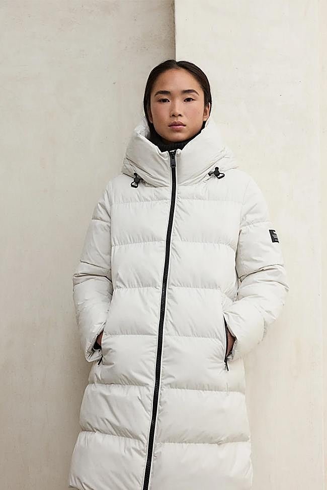 Abrigo plumón en blanco de Ecoalf.