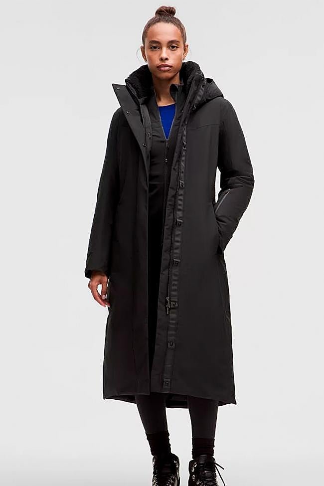 Parka larga en color negro de Lululemon.