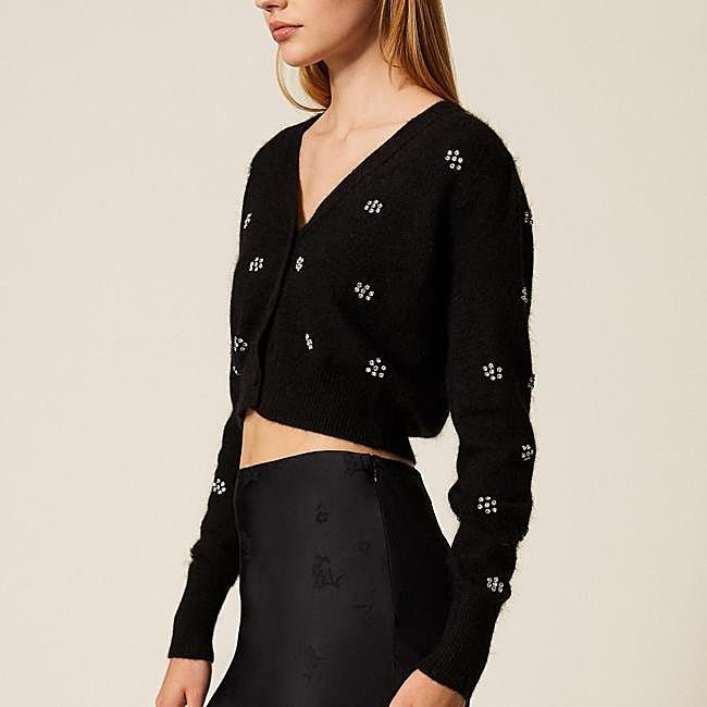 Cárdigan negro corto con detalles joya de Twinset, 127,50 euros.
