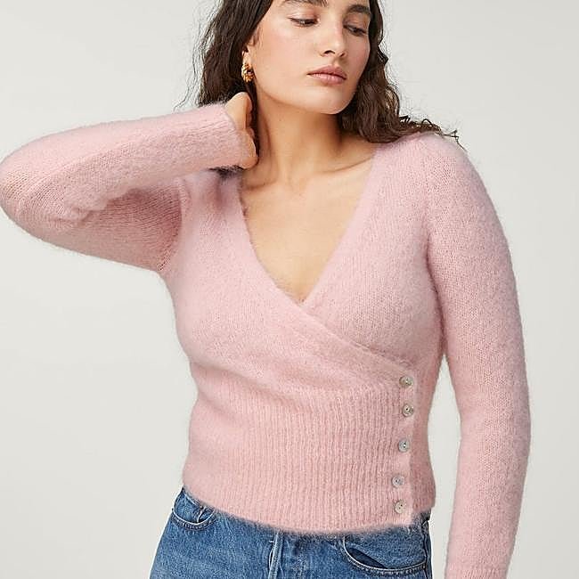 Cárdigan rosa cruzado y mullido de Rouje, 130 euros.