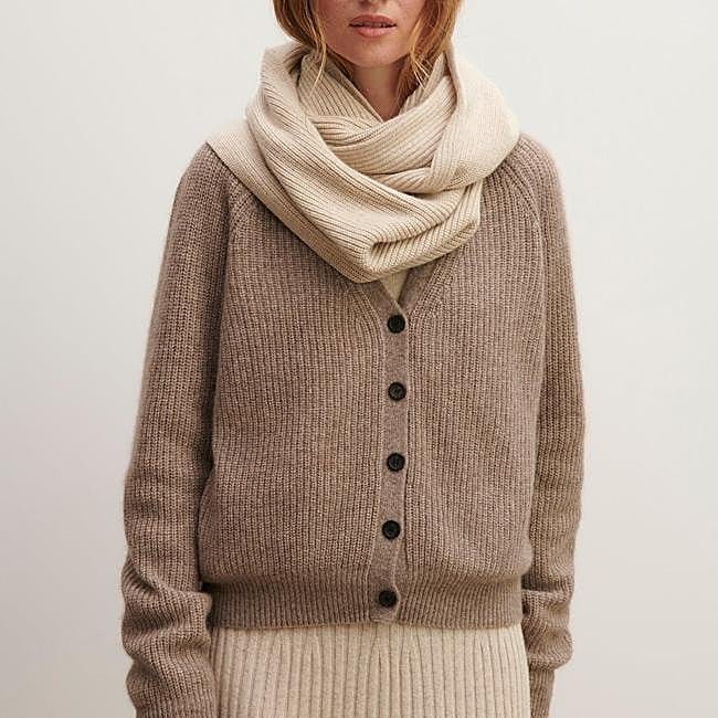 Cárdigan marrón de punto grueso de Bompard, 296 euros.