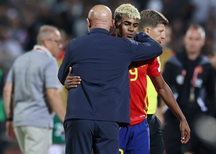 Luis de la Fuente junto a Lamine Yamal. (EFE/EPA/VASSIL DONEV)