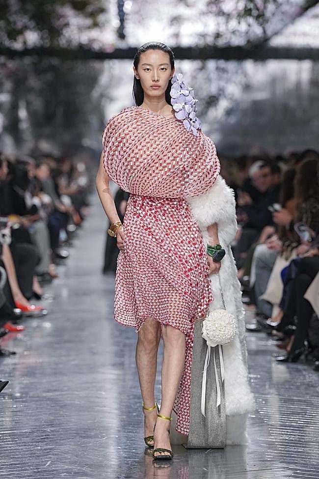 Look de Christian Dior durante la Semana de la Moda de París.