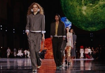 Así ha sido el primer desfile de Chanel bajo la dirección creativa de Matthieu Blazy: del firmamento de estrellas a la reinterpretación de los iconos de la Maison