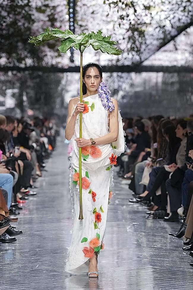 Look de Christian Dior durante la Semana de la Moda de París.