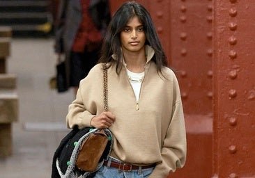 Cómo recrear el look de pasarela viral que nos ha fascinado a todas: del jersey masculino al accesorio que marca la diferencia