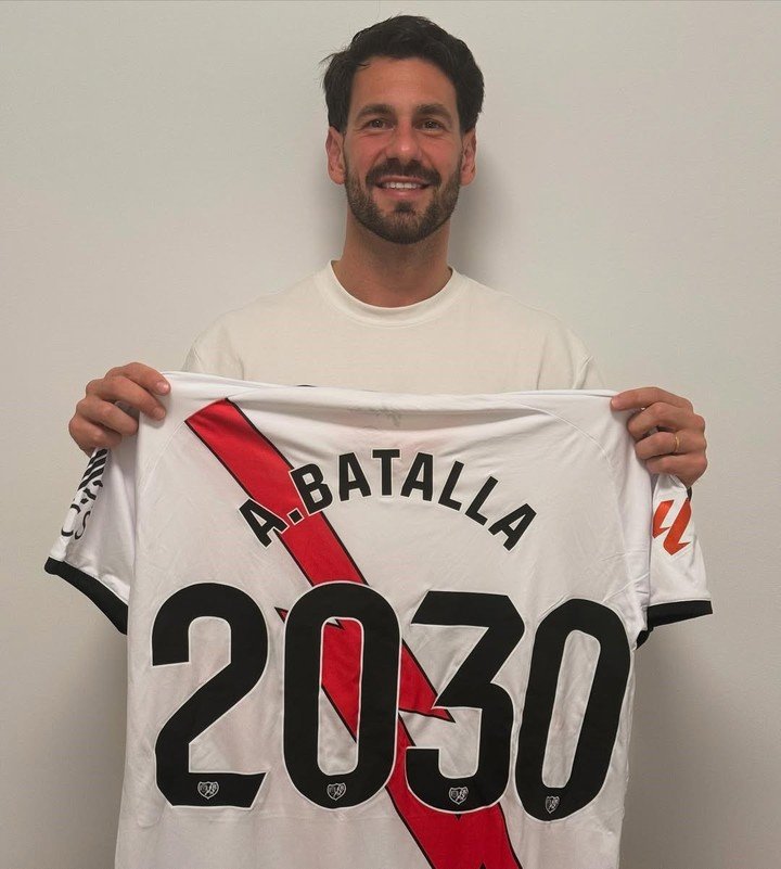 Augusto Batalla tiene contrato con Rayo Vallecano hasta 2030.