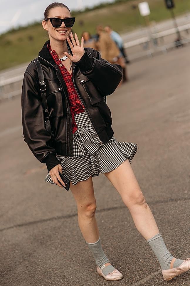 Mujer con bailarinas con calcetines