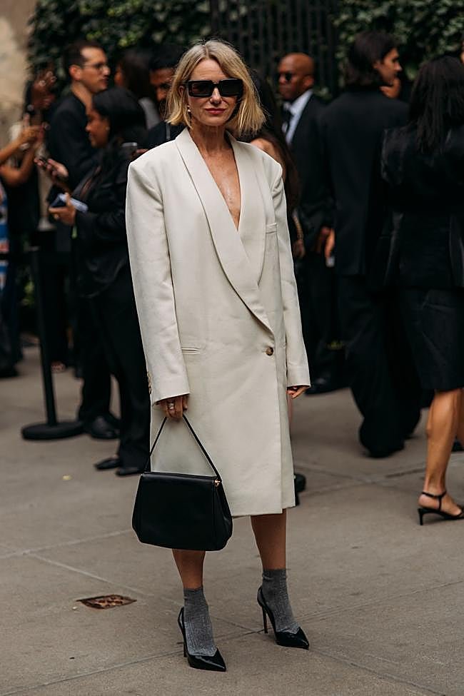 Mujer con zapato de tacón con calcetines