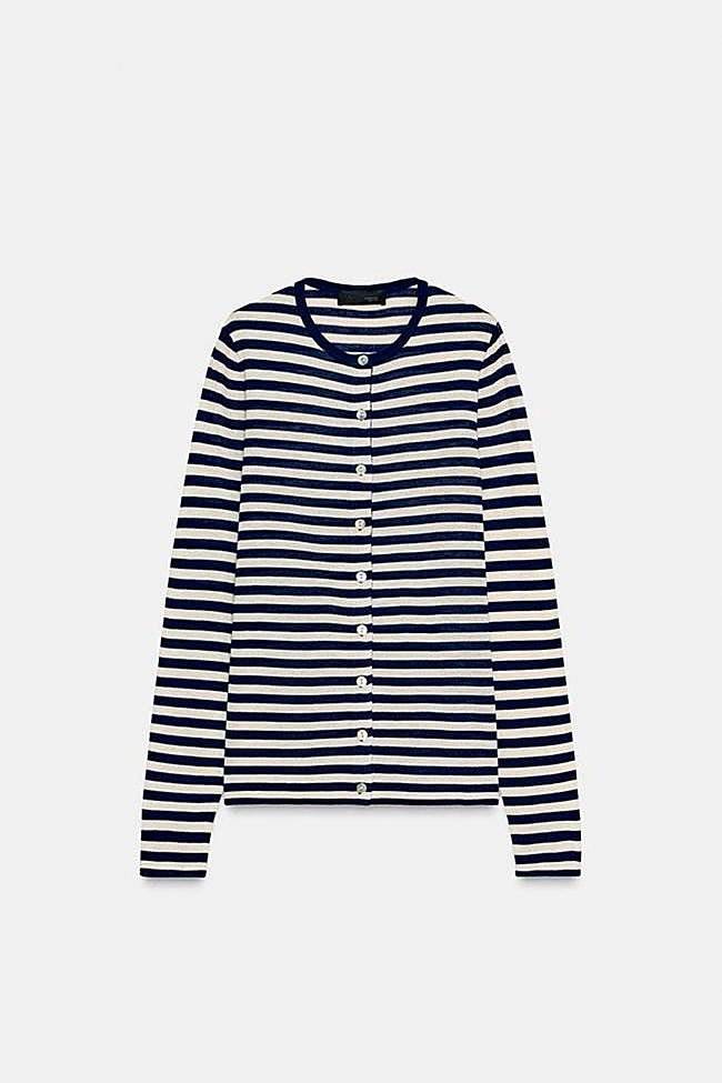 Cárdigan con estampado de rayas de Zara.