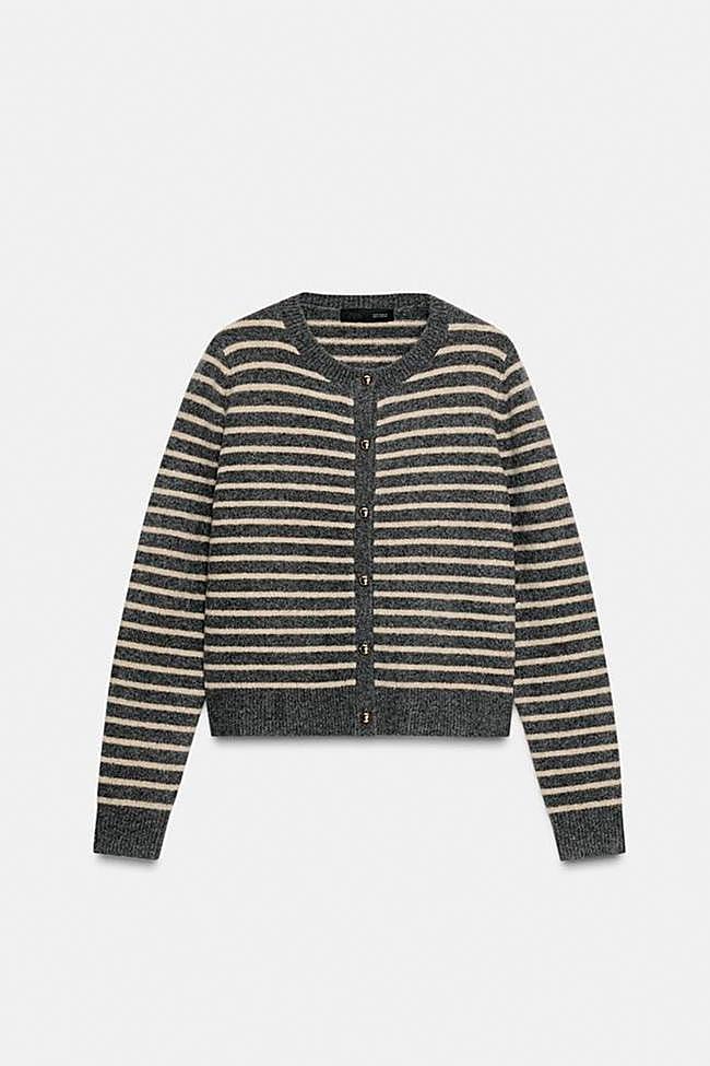 Cárdigan en color gris y crudo de Zara.