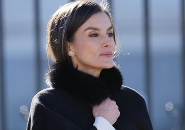 La reina Letizia deslumbra en la Pascua Militar con su primer look de 2026: falda de tubo y blusa especial