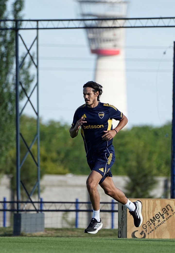 Cavani, entrenándose aparte en Boca Predio.