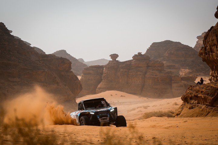 Nicolás Cavigliasso y Valentina Pertegarini se quedaron este miércoles con la cuarta etapa del Dakar.
(EFE)